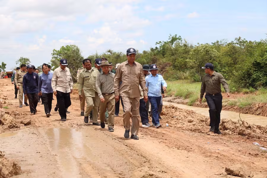 ឯកឧត្តមកិត្តិសង្គហបណ្ឌិត គន់ គីម អញ្ជើញពិនិត្យការកសាងហេដ្ឋារចនាសម្ព័ន្ធ និងសាងសង់ផ្ទះជូនអតីតយុទ្ធជននៅខេត្តបាត់ដំបង - Image 3