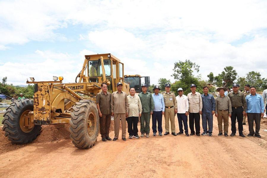 ឯកឧត្តមកិត្តិសង្គហបណ្ឌិត គន់ គីម អញ្ជើញពិនិត្យការកសាងហេដ្ឋារចនាសម្ព័ន្ធ និងសាងសង់ផ្ទះជូនអតីតយុទ្ធជននៅខេត្តបាត់ដំបង - Image 4