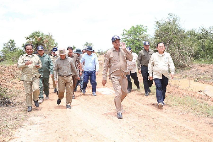 ឯកឧត្តមកិត្តិសង្គហបណ្ឌិត គន់ គីម អញ្ជើញពិនិត្យការកសាងហេដ្ឋារចនាសម្ព័ន្ធ និងសាងសង់ផ្ទះជូនអតីតយុទ្ធជននៅខេត្តបាត់ដំបង - Image 6