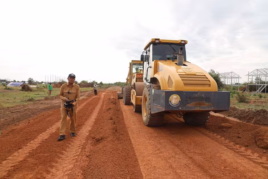 ឯកឧត្តមកិត្តិសង្គហបណ្ឌិត គន់ គីម អញ្ជើញពិនិត្យការកសាងហេដ្ឋារចនាសម្ព័ន្ធ និងសាងសង់ផ្ទះជូនអតីតយុទ្ធជននៅខេត្តបាត់ដំបង - Image 8