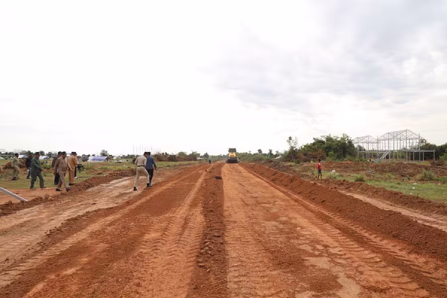 ឯកឧត្តមកិត្តិសង្គហបណ្ឌិត គន់ គីម អញ្ជើញពិនិត្យការកសាងហេដ្ឋារចនាសម្ព័ន្ធ និងសាងសង់ផ្ទះជូនអតីតយុទ្ធជននៅខេត្តបាត់ដំបង - Image 10