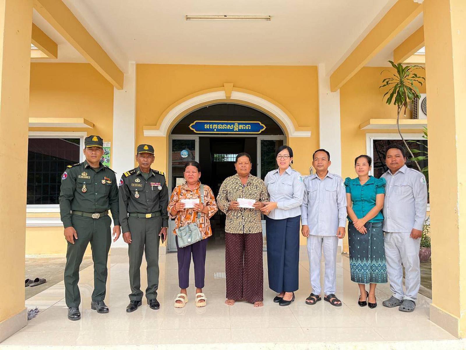 ស.អ.ក ខេត្តកែប នាំយកថវិកាធានារ៉ាប់រងសង្គមជូនគ្រួសារសពសមាជិកសមាគមអតីតយុទ្ធជន ចំនួន២គ្រួសារ