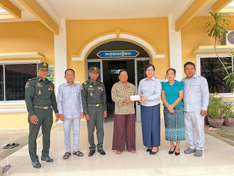 ស.អ.ក ខេត្តកែប នាំយកថវិកាធានារ៉ាប់រងសង្គមជូនគ្រួសារសពសមាជិកសមាគមអតីតយុទ្ធជន ចំនួន២គ្រួសារ - Image 2