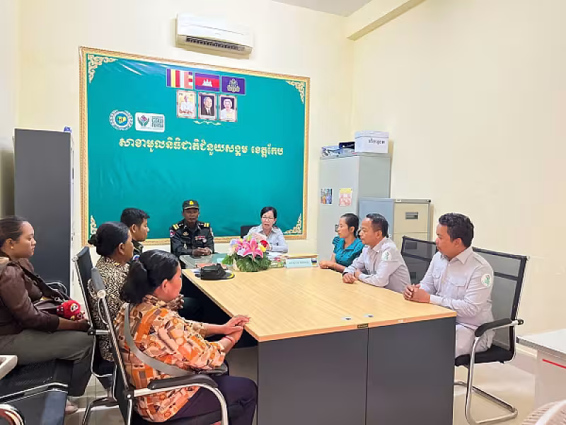 ស.អ.ក ខេត្តកែប នាំយកថវិកាធានារ៉ាប់រងសង្គមជូនគ្រួសារសពសមាជិកសមាគមអតីតយុទ្ធជន ចំនួន២គ្រួសារ - Image 3