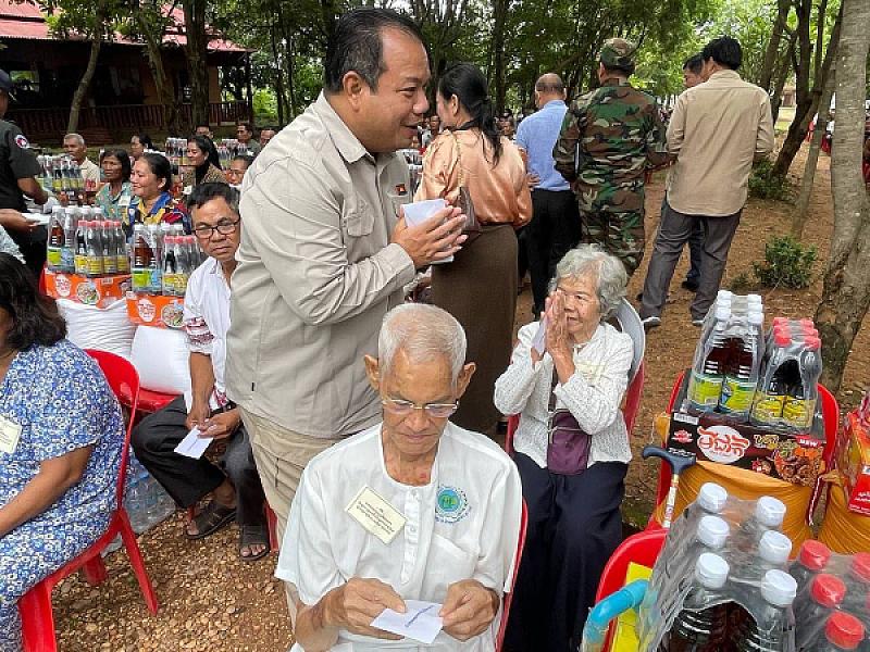 គ្រួសារអតីតយុទ្ធជន និវត្តជន និងគ្រួសារកងទ័ពចំនួន ២៩០គ្រួសារ ទទួលអំណោយដ៏ថ្លៃថ្លារបស់សម្ដេចធិបតី  - Image 3