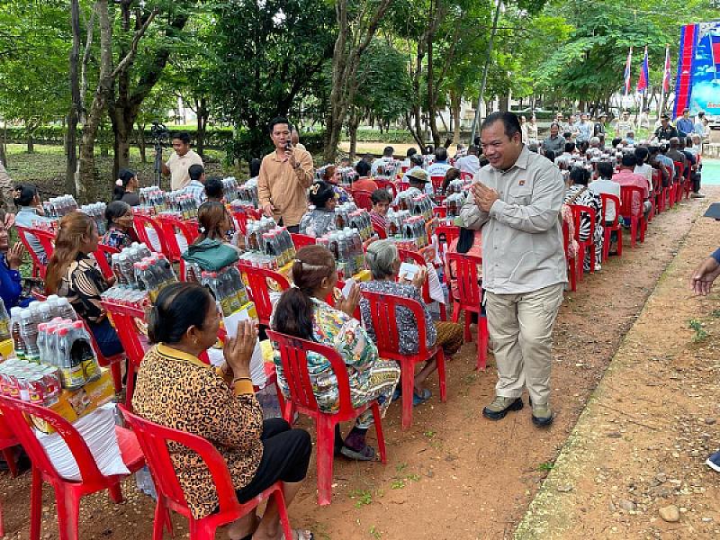 គ្រួសារអតីតយុទ្ធជន និវត្តជន និងគ្រួសារកងទ័ពចំនួន ២៩០គ្រួសារ ទទួលអំណោយដ៏ថ្លៃថ្លារបស់សម្ដេចធិបតី  - Image 6