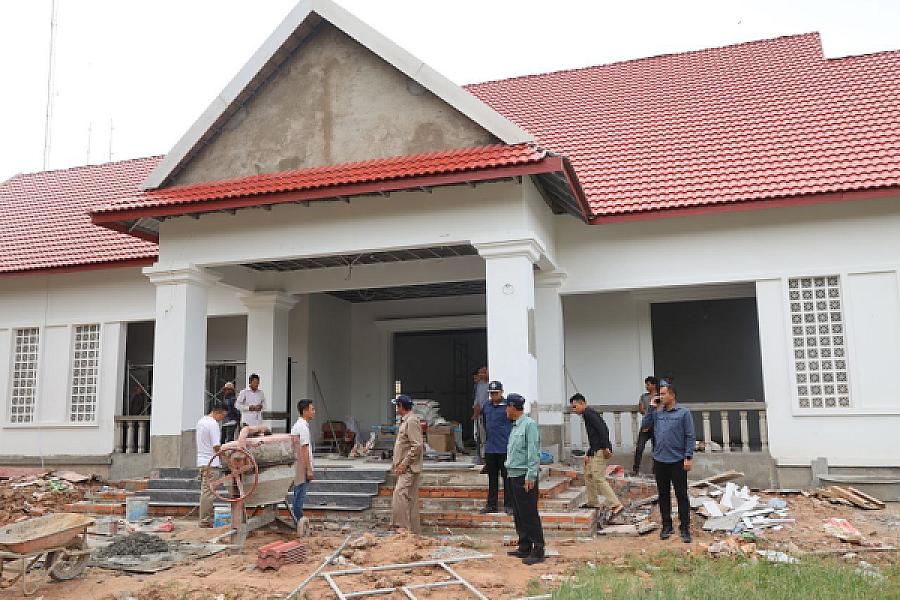 ឯកឧត្តមកិត្តិសង្គហបណ្ឌិត គន់ គីម បានអញ្ជើញត្រួតពិនិត្យក្រុមការងារសាងសង់ទីស្នាក់សមាគមអតីតយុទ្ធជនកម្ពុជាខេត្តពោធិ៍សាត់ ស្ថិតក្នុងក្រុងពោធិ៍សាត់ - Image 2