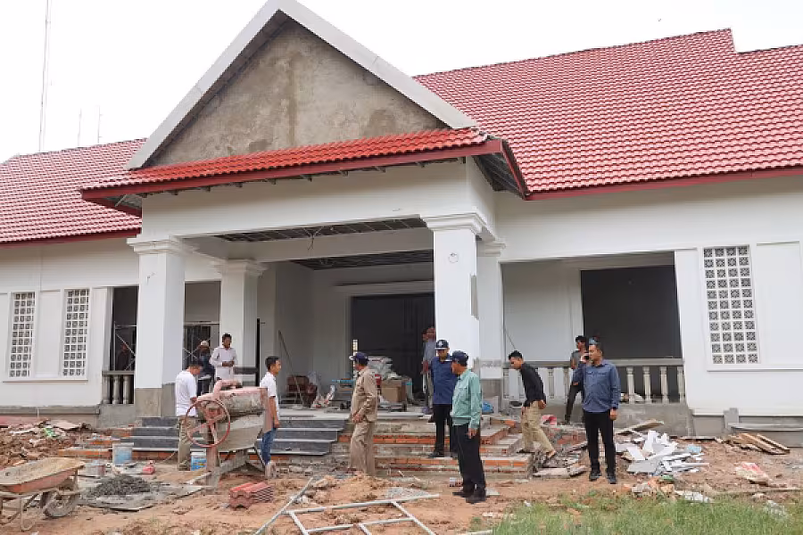 ឯកឧត្តមកិត្តិសង្គហបណ្ឌិត គន់ គីម បានអញ្ជើញត្រួតពិនិត្យក្រុមការងារសាងសង់ទីស្នាក់សមាគមអតីតយុទ្ធជនកម្ពុជាខេត្តពោធិ៍សាត់ ស្ថិតក្នុងក្រុងពោធិ៍សាត់ - Image 2