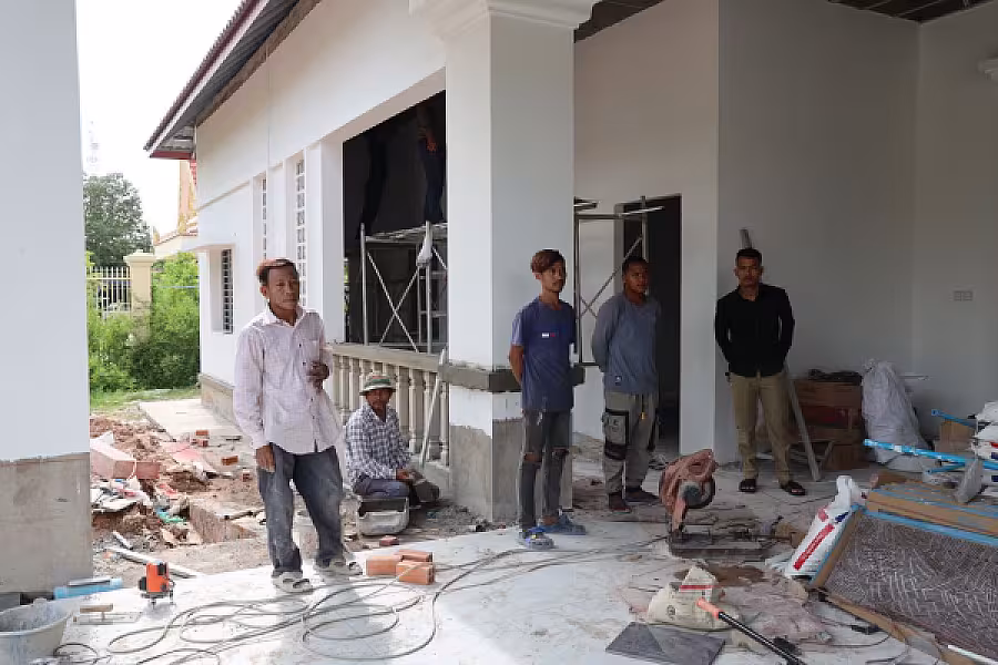 ឯកឧត្តមកិត្តិសង្គហបណ្ឌិត គន់ គីម បានអញ្ជើញត្រួតពិនិត្យក្រុមការងារសាងសង់ទីស្នាក់សមាគមអតីតយុទ្ធជនកម្ពុជាខេត្តពោធិ៍សាត់ ស្ថិតក្នុងក្រុងពោធិ៍សាត់ - Image 8