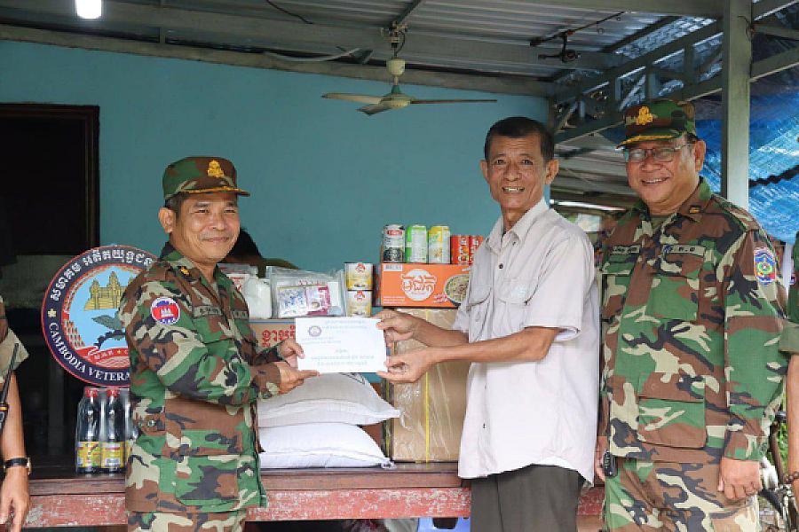 ស.អ.ក. ខេត្តកោះកុង នាំយកអំណោយសម្ដេចធិបតីជូនអតីតយុទ្ធជនមានជំងឺប្រចាំកាយសម្រាកព្យាបាលនៅផ្ទះ