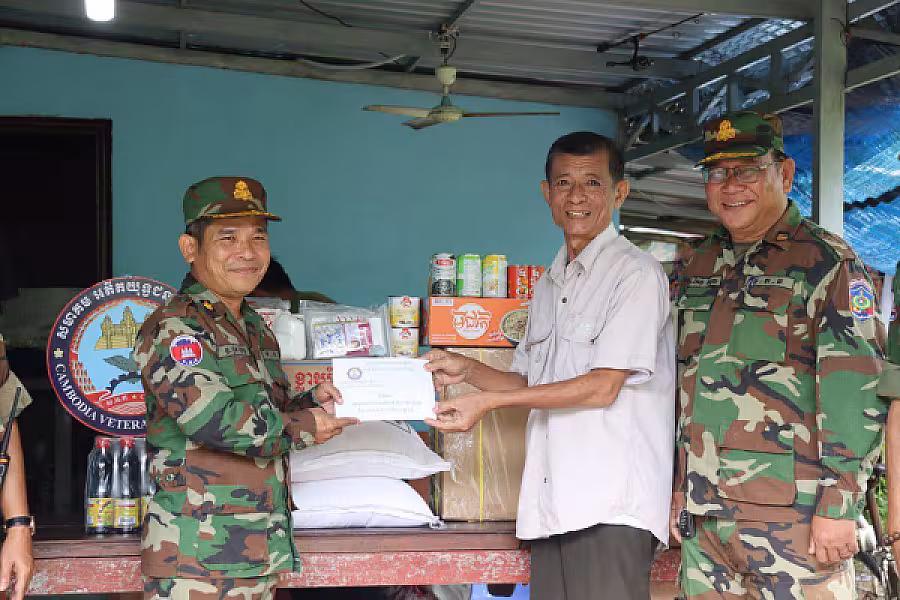 ស.អ.ក. ខេត្តកោះកុង នាំយកអំណោយសម្ដេចធិបតីជូនអតីតយុទ្ធជនមានជំងឺប្រចាំកាយសម្រាកព្យាបាលនៅផ្ទះ