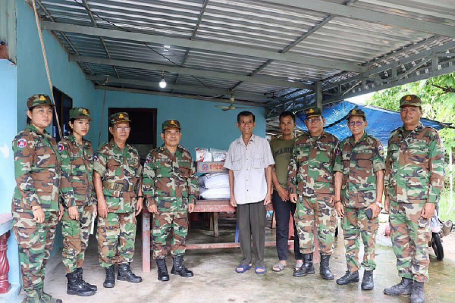 ស.អ.ក. ខេត្តកោះកុង នាំយកអំណោយសម្ដេចធិបតីជូនអតីតយុទ្ធជនមានជំងឺប្រចាំកាយសម្រាកព្យាបាលនៅផ្ទះ - Image 2