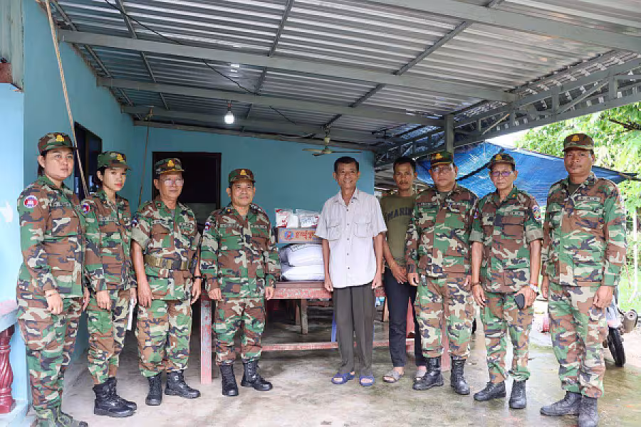 ស.អ.ក. ខេត្តកោះកុង នាំយកអំណោយសម្ដេចធិបតីជូនអតីតយុទ្ធជនមានជំងឺប្រចាំកាយសម្រាកព្យាបាលនៅផ្ទះ - Image 2