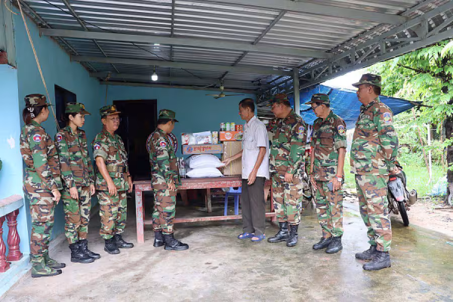 ស.អ.ក. ខេត្តកោះកុង នាំយកអំណោយសម្ដេចធិបតីជូនអតីតយុទ្ធជនមានជំងឺប្រចាំកាយសម្រាកព្យាបាលនៅផ្ទះ - Image 3