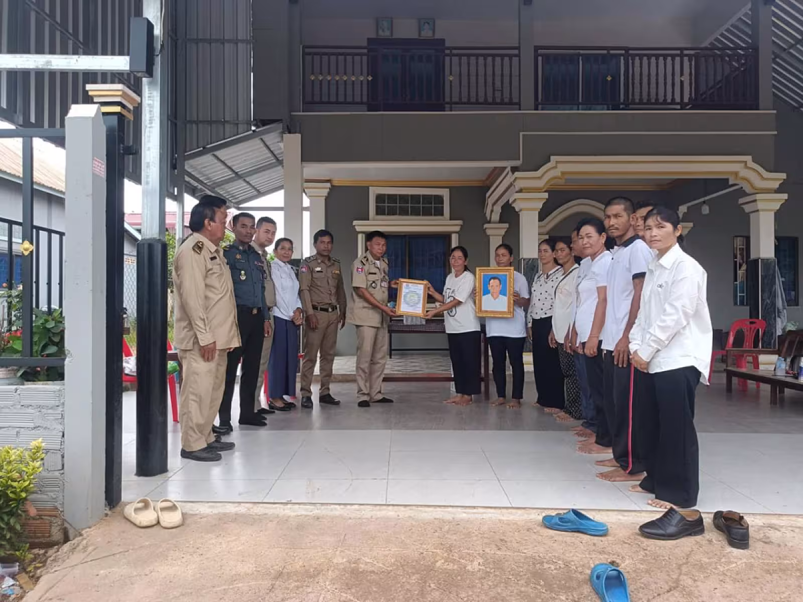 ស.អ.ក ខេត្តបន្ទាយមានជ័យ នាំយកថវិកាបេឡាមរណសង្គ្រោះប្រគល់ជូនគ្រួសារសពអតីតយុទ្ធជនចំនួន ២ គ្រួសារ