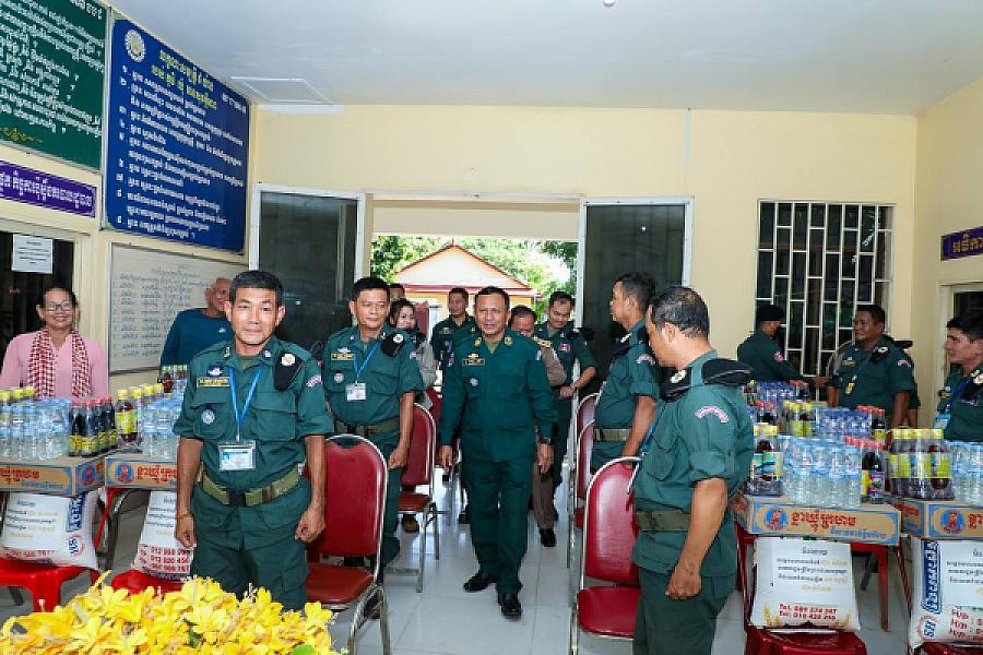 មន្រ្តីនគរបាលជាតិ និងនិវត្តន៍ជន ក្នុងខេត្តកំពង់ចាម ទទួលបានអំណោយដ៏ថ្លៃថ្លារបស់សម្ដេចធិបតី - Image 2