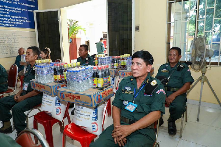 មន្រ្តីនគរបាលជាតិ និងនិវត្តន៍ជន ក្នុងខេត្តកំពង់ចាម ទទួលបានអំណោយដ៏ថ្លៃថ្លារបស់សម្ដេចធិបតី - Image 3