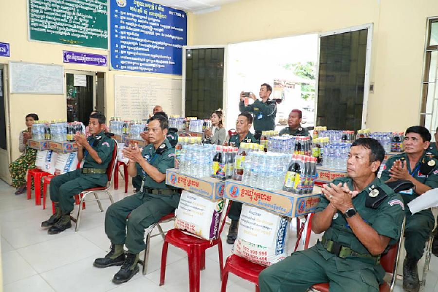 មន្រ្តីនគរបាលជាតិ និងនិវត្តន៍ជន ក្នុងខេត្តកំពង់ចាម ទទួលបានអំណោយដ៏ថ្លៃថ្លារបស់សម្ដេចធិបតី - Image 4