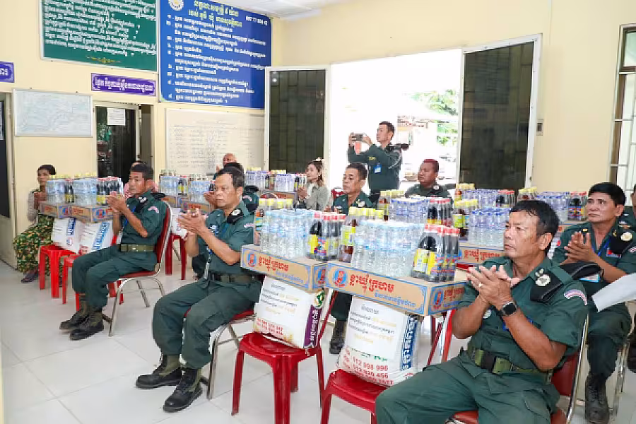 មន្រ្តីនគរបាលជាតិ និងនិវត្តន៍ជន ក្នុងខេត្តកំពង់ចាម ទទួលបានអំណោយដ៏ថ្លៃថ្លារបស់សម្ដេចធិបតី - Image 4