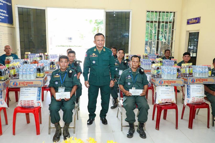 មន្រ្តីនគរបាលជាតិ និងនិវត្តន៍ជន ក្នុងខេត្តកំពង់ចាម ទទួលបានអំណោយដ៏ថ្លៃថ្លារបស់សម្ដេចធិបតី - Image 5