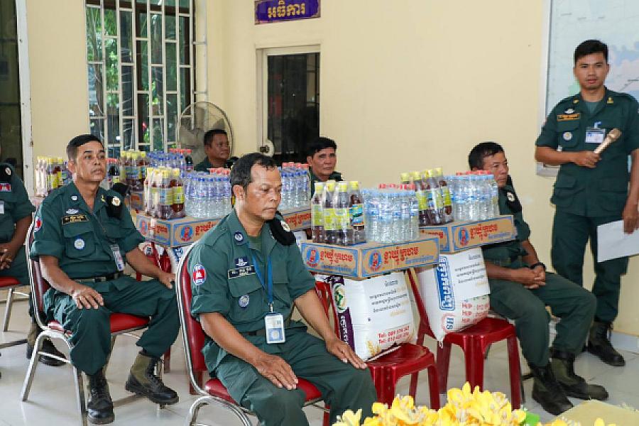 មន្រ្តីនគរបាលជាតិ និងនិវត្តន៍ជន ក្នុងខេត្តកំពង់ចាម ទទួលបានអំណោយដ៏ថ្លៃថ្លារបស់សម្ដេចធិបតី - Image 6