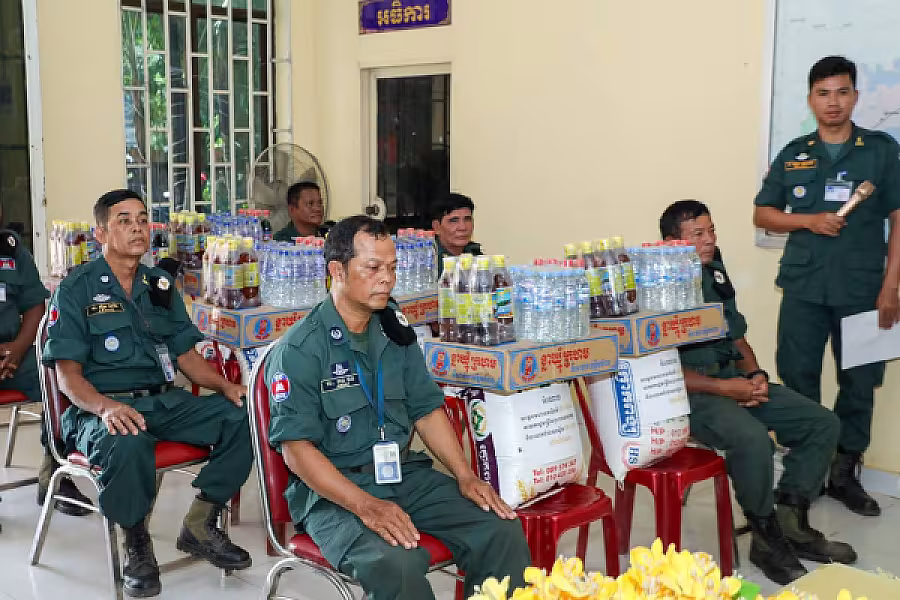 មន្រ្តីនគរបាលជាតិ និងនិវត្តន៍ជន ក្នុងខេត្តកំពង់ចាម ទទួលបានអំណោយដ៏ថ្លៃថ្លារបស់សម្ដេចធិបតី - Image 6