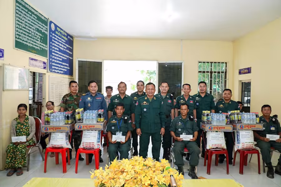 មន្រ្តីនគរបាលជាតិ និងនិវត្តន៍ជន ក្នុងខេត្តកំពង់ចាម ទទួលបានអំណោយដ៏ថ្លៃថ្លារបស់សម្ដេចធិបតី - Image 7