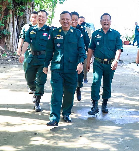 មន្រ្តីនគរបាលជាតិ និងនិវត្តន៍ជន ក្នុងខេត្តកំពង់ចាម ទទួលបានអំណោយដ៏ថ្លៃថ្លារបស់សម្ដេចធិបតី - Image 9