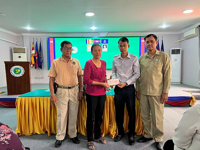 គ្រួសារសពអតីតយុទ្ធជន ២២គ្រួសារនៅភ្នំពេញទទួលប្រាក់ធានារ៉ាប់រងសង្គម និងប្រាក់ឧបត្ថម្ភមួយលើកដំបូង - Image 3