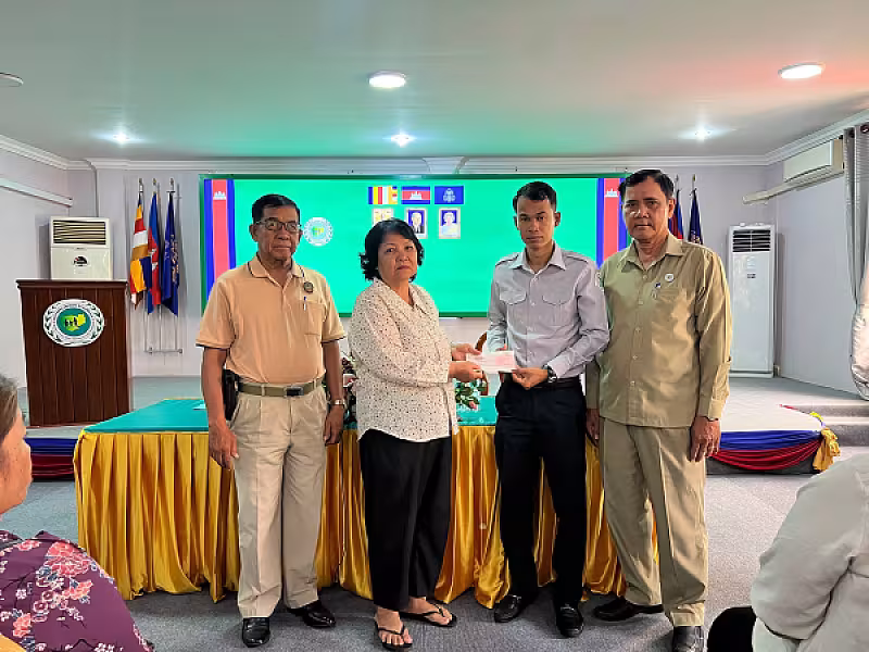 គ្រួសារសពអតីតយុទ្ធជន ២២គ្រួសារនៅភ្នំពេញទទួលប្រាក់ធានារ៉ាប់រងសង្គម និងប្រាក់ឧបត្ថម្ភមួយលើកដំបូង - Image 4