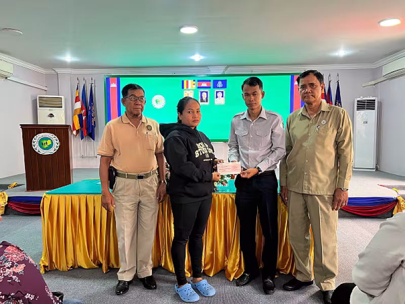 គ្រួសារសពអតីតយុទ្ធជន ២២គ្រួសារនៅភ្នំពេញទទួលប្រាក់ធានារ៉ាប់រងសង្គម និងប្រាក់ឧបត្ថម្ភមួយលើកដំបូង - Image 5