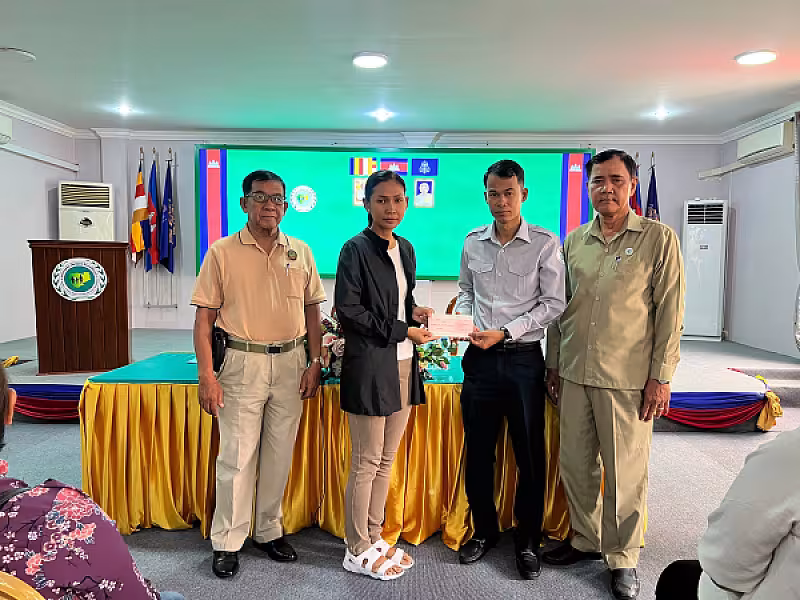 គ្រួសារសពអតីតយុទ្ធជន ២២គ្រួសារនៅភ្នំពេញទទួលប្រាក់ធានារ៉ាប់រងសង្គម និងប្រាក់ឧបត្ថម្ភមួយលើកដំបូង - Image 8