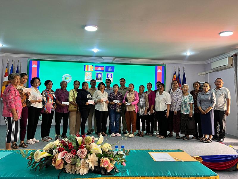 គ្រួសារសពអតីតយុទ្ធជន ២២គ្រួសារនៅភ្នំពេញទទួលប្រាក់ធានារ៉ាប់រងសង្គម និងប្រាក់ឧបត្ថម្ភមួយលើកដំបូង - Image 9