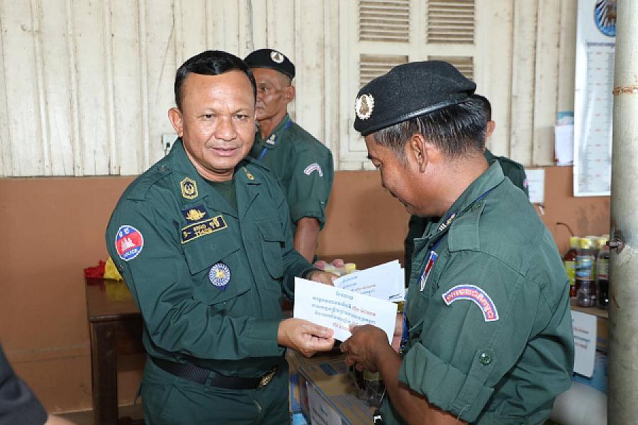 មន្រ្តីនគរបាលជាតិ និងនិវត្តន៍ជន ក្នុងខេត្តកំពង់ចាមចំនួន ១៣នាក់ ទទួលបានអំណោយពីសម្ដេចធិបតី  - Image 2