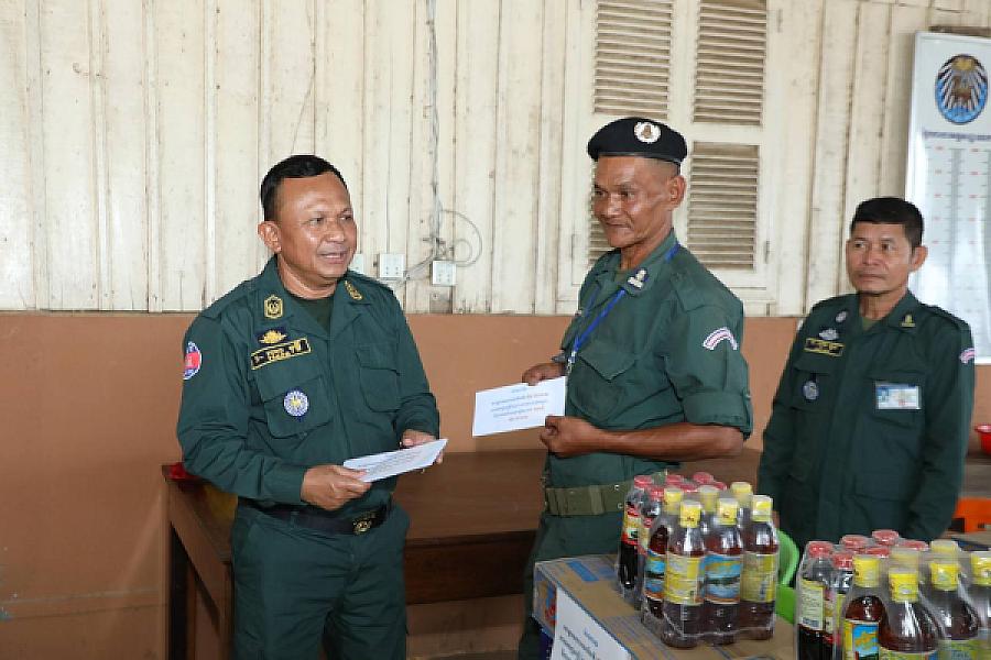 មន្រ្តីនគរបាលជាតិ និងនិវត្តន៍ជន ក្នុងខេត្តកំពង់ចាមចំនួន ១៣នាក់ ទទួលបានអំណោយពីសម្ដេចធិបតី  - Image 4