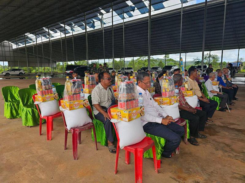 ស.អ.ក ខេត្តកោះកុង ដឹកនាំក្រុមការងារចុះសួរសុខទុក្ខ និងជូនថវិកាបងប្អូនអតីតយុទ្ធជនចំនួន ២០នាក់ នារដូវបុណ្យភ្ជុំបិណ្ឌ