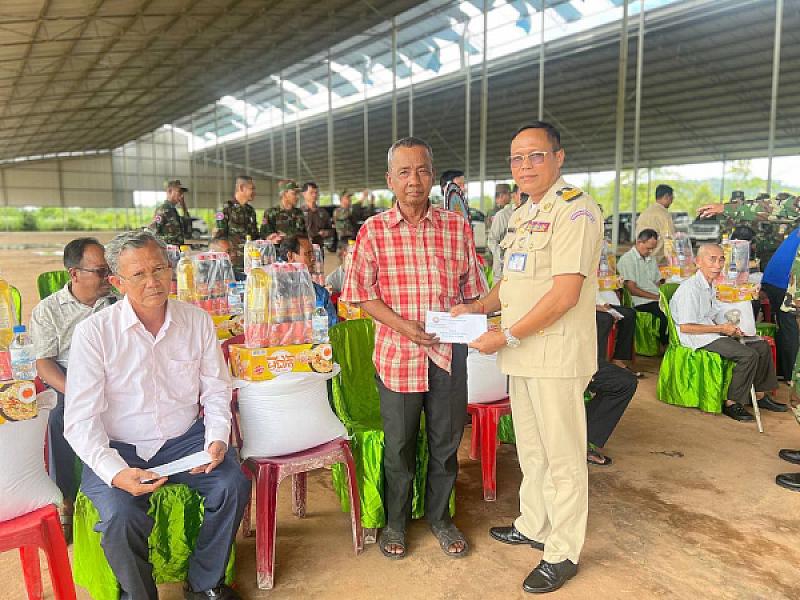 ស.អ.ក ខេត្តកោះកុង ដឹកនាំក្រុមការងារចុះសួរសុខទុក្ខ និងជូនថវិកាបងប្អូនអតីតយុទ្ធជនចំនួន ២០នាក់ នារដូវបុណ្យភ្ជុំបិណ្ឌ - Image 6