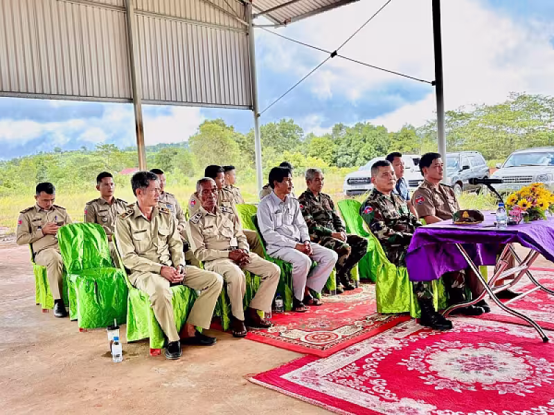 ស.អ.ក ខេត្តកោះកុង ដឹកនាំក្រុមការងារចុះសួរសុខទុក្ខ និងជូនថវិកាបងប្អូនអតីតយុទ្ធជនចំនួន ២០នាក់ នារដូវបុណ្យភ្ជុំបិណ្ឌ - Image 7