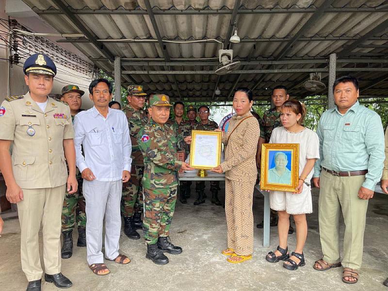 ស.អ.ក ខេត្តកោះកុង នាំយកថវិកាបេឡាមរណសង្គ្រោះជូនគ្រួសារសពសមាជិកអតីតយុទ្ធជនមួយគ្រួសារ