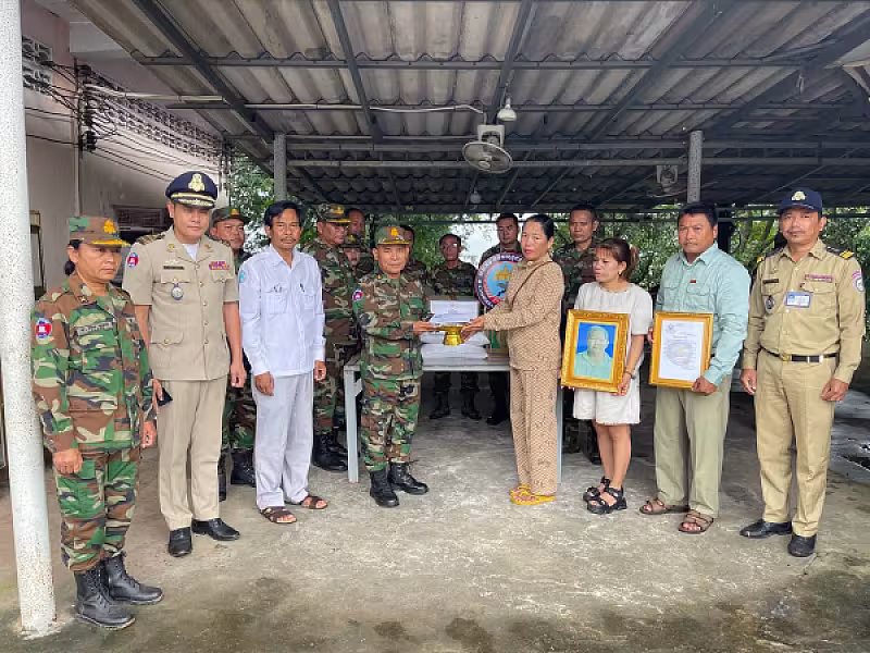 ស.អ.ក ខេត្តកោះកុង នាំយកថវិកាបេឡាមរណសង្គ្រោះជូនគ្រួសារសពសមាជិកអតីតយុទ្ធជនមួយគ្រួសារ - Image 3