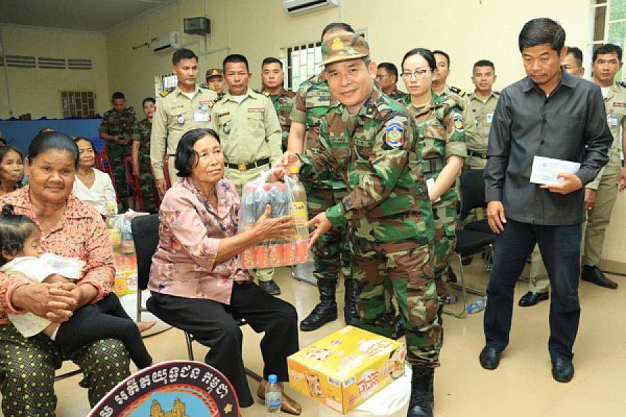 អតីតយុទ្ធជនខ្វះខាតក្នុងខេត្តកោះកុងចំនួន២០នាក់ទទួលបានអំណោយដ៏ថ្លៃថ្លារបស់សម្តេចធិបតី - Image 2