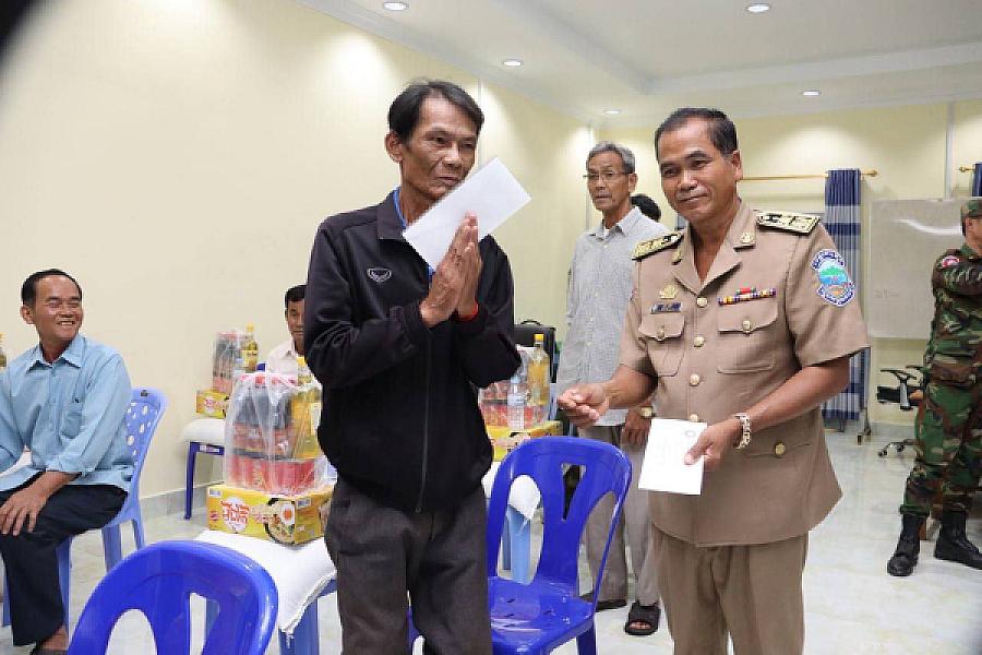 អតីតយុទ្ធជនខ្វះខាតក្នុងខេត្តកោះកុងចំនួន២០នាក់ទទួលបានអំណោយដ៏ថ្លៃថ្លារបស់សម្តេចធិបតី - Image 3