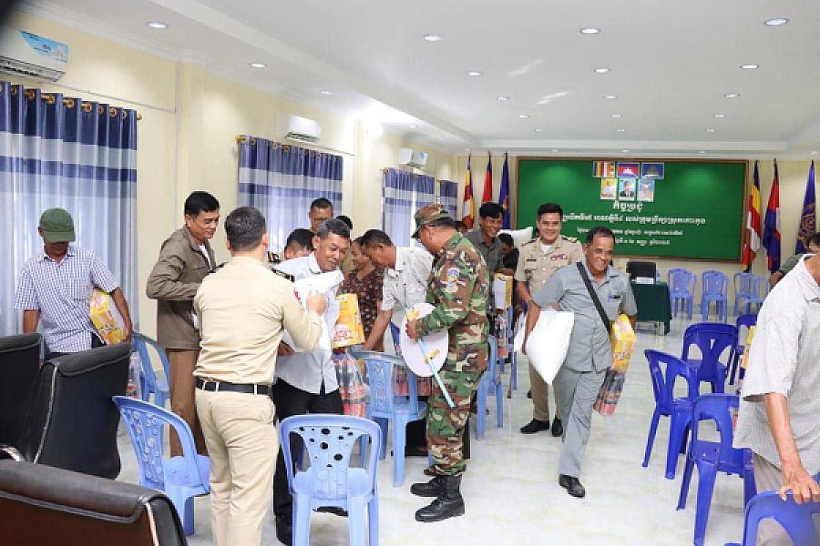អតីតយុទ្ធជនខ្វះខាតក្នុងខេត្តកោះកុងចំនួន២០នាក់ទទួលបានអំណោយដ៏ថ្លៃថ្លារបស់សម្តេចធិបតី - Image 4