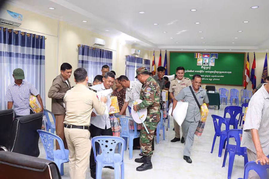 អតីតយុទ្ធជនខ្វះខាតក្នុងខេត្តកោះកុងចំនួន២០នាក់ទទួលបានអំណោយដ៏ថ្លៃថ្លារបស់សម្តេចធិបតី - Image 4