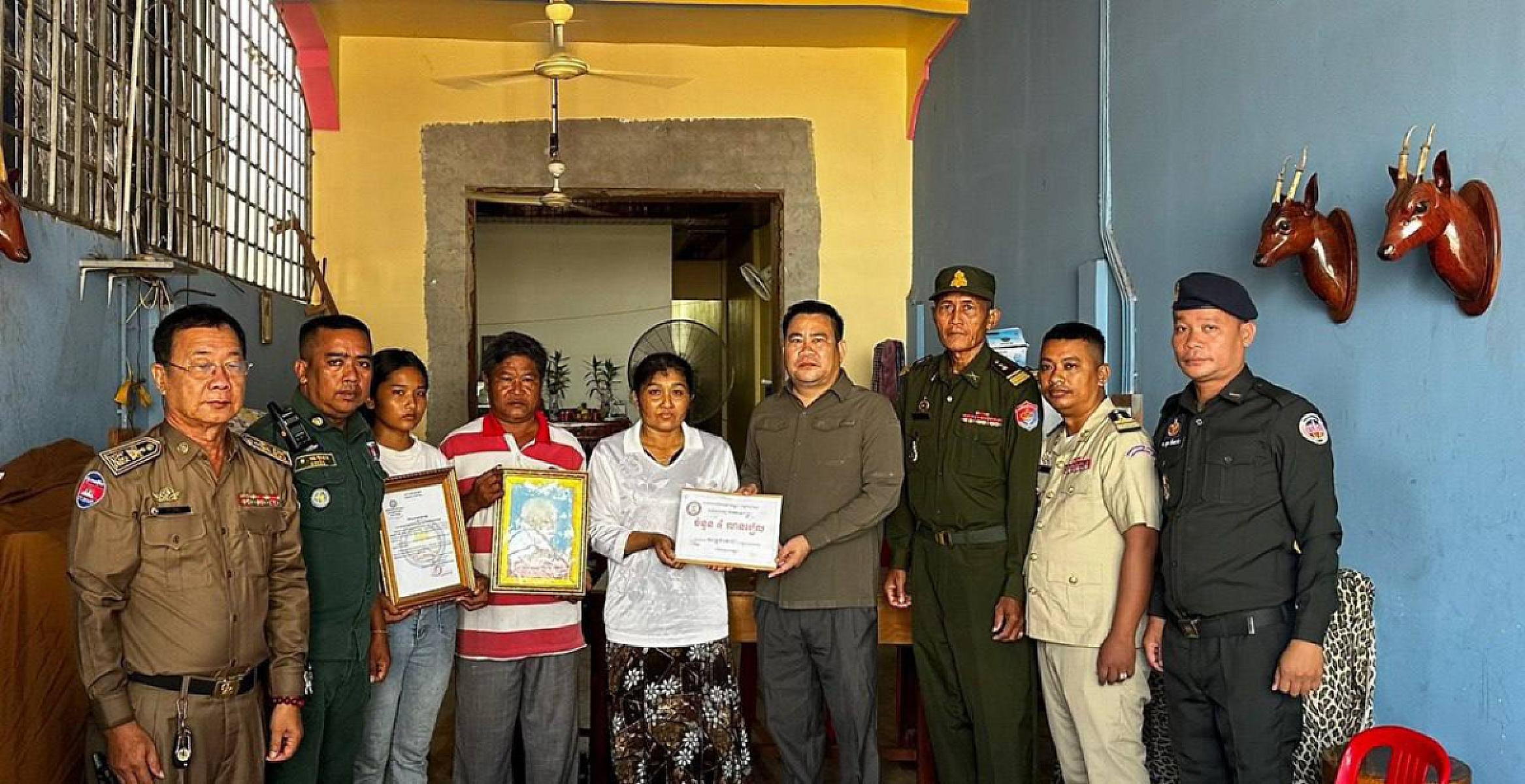 ស.អ.ក ខេត្តកំពង់ចាម នាំយកថវិកាបេឡាមរណសង្គ្រោះជូនគ្រួសារសពអតីតយុទ្ធជនមួយគ្រួសារនៅស្រុកព្រៃឈរ