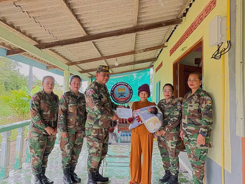 ស.អ.ក ខេត្តកោះកុងនាំយកអំណោយសម្ដេចធិបតីប្រគល់ជូនពលបាលត្រីមួយរូបបន្ទាប់ពីលំហែមាតុភាព 