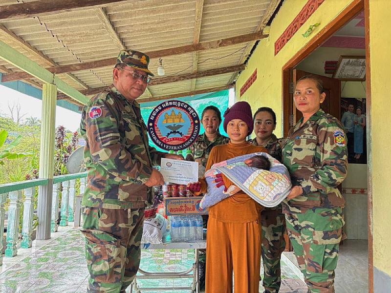 ស.អ.ក ខេត្តកោះកុងនាំយកអំណោយសម្ដេចធិបតីប្រគល់ជូនពលបាលត្រីមួយរូបបន្ទាប់ពីលំហែមាតុភាព  - Image 2