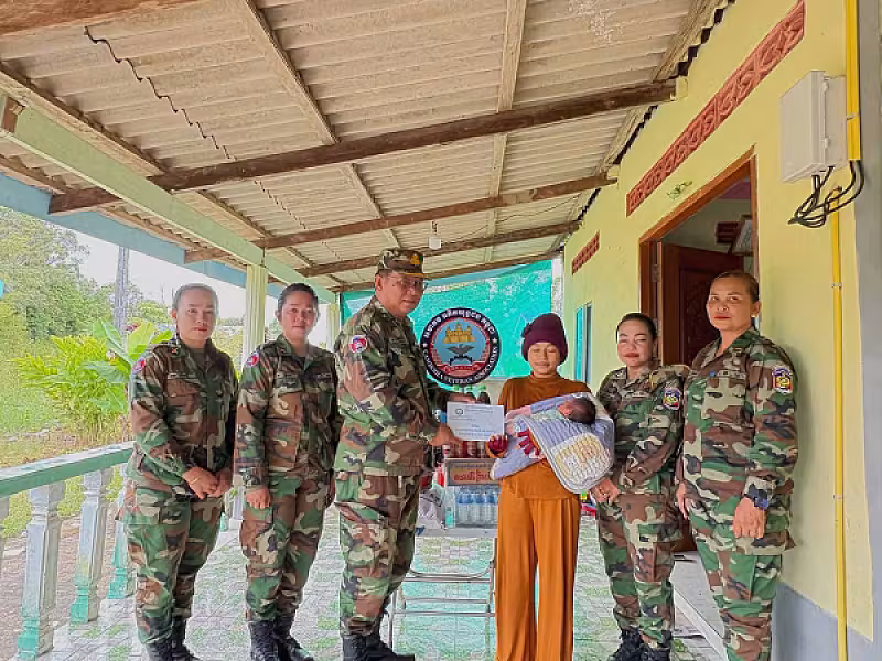 ស.អ.ក ខេត្តកោះកុងនាំយកអំណោយសម្ដេចធិបតីប្រគល់ជូនពលបាលត្រីមួយរូបបន្ទាប់ពីលំហែមាតុភាព  - Image 3