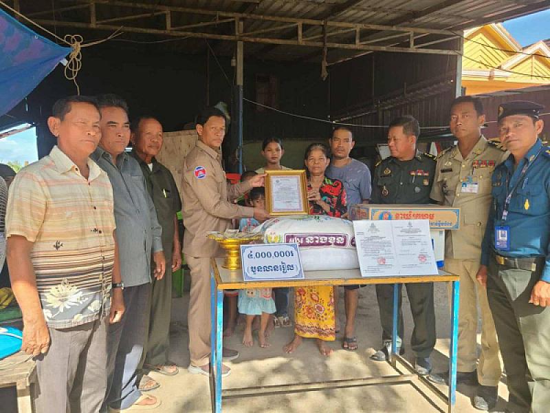 ស.អ.ក ខេត្តតាកែវ នាំយកថវិកាបេឡាមរណសង្រ្គោះប្រគល់ជូនគ្រួសារសពអតីតយុទ្ធជន ៧គ្រួសារ  