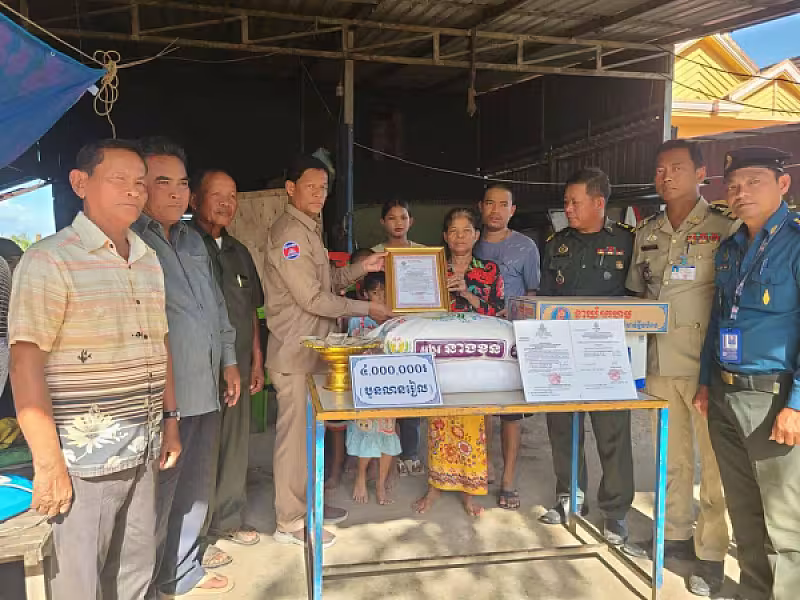 ស.អ.ក ខេត្តតាកែវ នាំយកថវិកាបេឡាមរណសង្រ្គោះប្រគល់ជូនគ្រួសារសពអតីតយុទ្ធជន ៧គ្រួសារ  